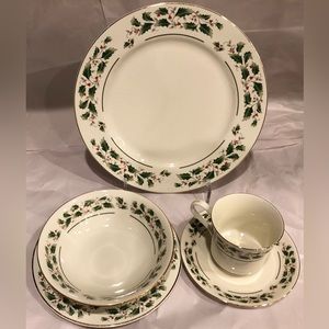Fine China of Japan FCJ5  Holly 5 Piece Place Setting